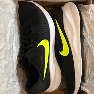 Nike Men's Revolution 7